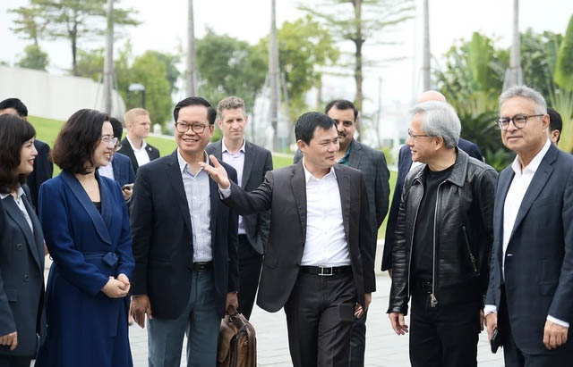 Chủ tịch, Tổng giám đốc Viettel Tào Đức Thắng (giữa) chào đón ông Jensen Huang, Chủ tịch kiêm Giám đốc điều hành Tập đoàn NVIDIA (thứ hai từ phải sang), đến thăm trụ sở Viettel