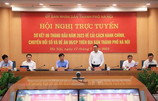 Chủ tịch UBND thành phố Hà Nội Trần Sĩ Thanh, Trưởng Ban Chỉ đạo Cải cách Hành chính, Chuyển đổi Số thành phố Hà Nội chủ trì hội nghị.