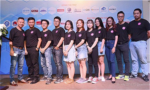 CEO Gannha.com (ngoài cùng bên trái) cùng đội ngũ nhân viên trẻ.