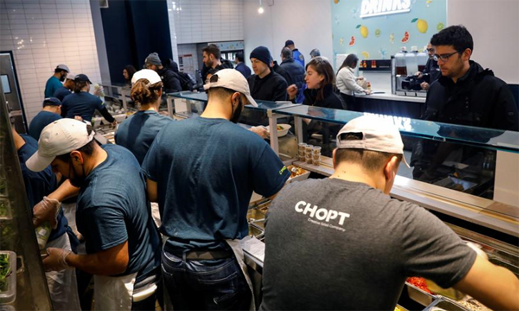 Bên trong nhà hàng mới mở - không có bàn ghế ăn của Chopt tại New York. Ảnh: Reuters
