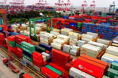 Các container tại cảng Waigaoqiao thuộc Khu thương mại tự do Thượng Hải. Ảnh: Xinhua
