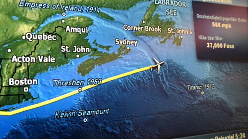 Nhiều hành khách không hiêu vì sao trên bản đồ đường đi của máy bay, lại xuất hiện thông tin về các vụ đắm tàu nổi tiếng. Ảnh: Twitter.