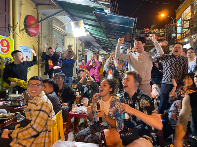 Khách nước ngoài: 'Việt Nam xứng đáng được công nhận bàn thắng'