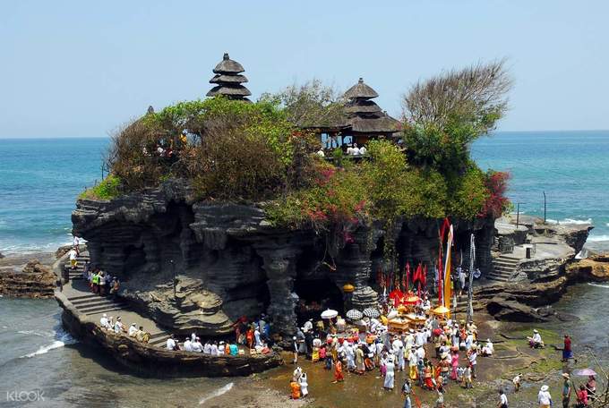 Ngôi đền nằm trọn trên khối đá giữa đại dương