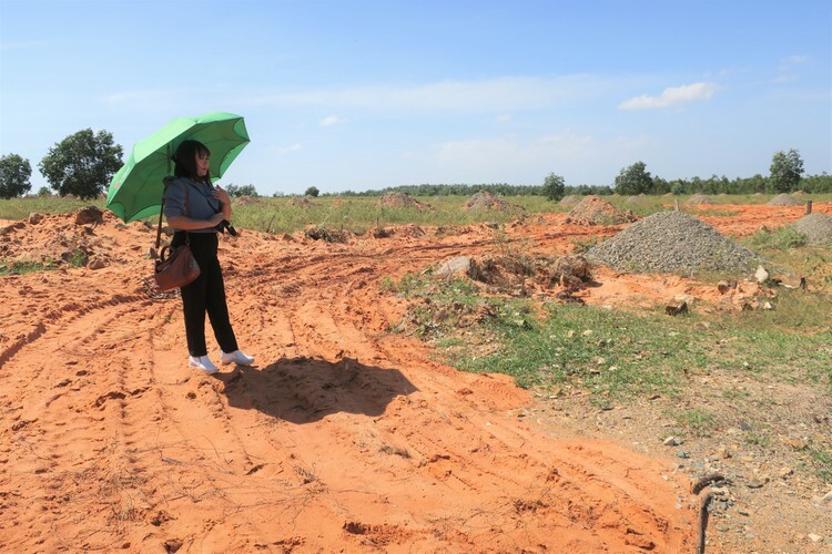 Chị Vy đi thăm đất, phát hiện đường sá trong khu đất nền ở thôn 7 Hàm Đức đã bị ủi bỏ. Ảnh: Việt Quốc