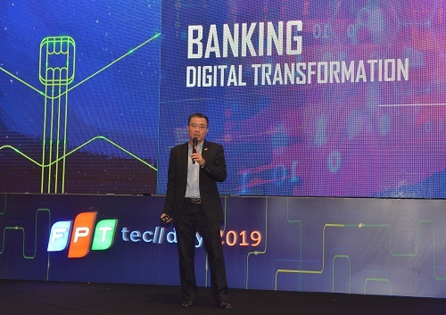 Ông Dương Dũng Triều, Chủ tịch HĐTV FPT IS trình bày các giải pháp chuyển đổi số ngân hàng tại FPT Techday 2019