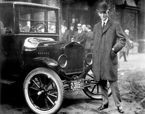 Henry Ford đứng cạnh mẫu Model-T. Ảnh: Hemmings Motor News.