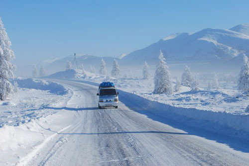 Nhiều du khách thường chọn tour du lịch để trải nghiệm mùa đông ở nơi lạnh nhất thế giới bằng ccsh tham gia lộ trình: Yakutsk - Khandyga - Trại Gulag - Khandyga / Teply Klyuch - Oymyakon - Ust Nera - Susuman - Magadan. Quãng đường này kéo dài 2.800 km và đi qua cao tốc Kolyma. Ảnh: Visit Yakutia.