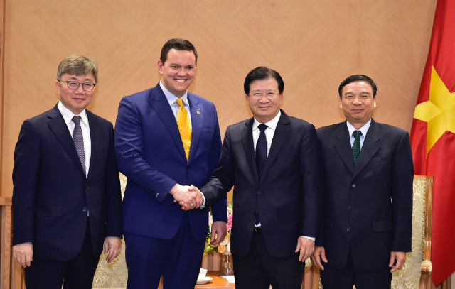 Phó Thủ tướng Trịnh Đình Dũng tiếp Nhóm các nhà đầu tư Hoa Kỳ-Hàn Quốc. Ảnh: VGP/Nhật Bắc