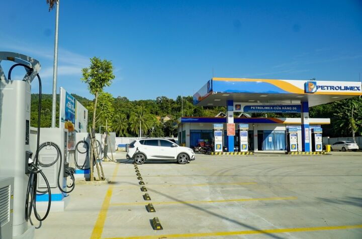 VinFast khai trương dịch vụ sạc xe điện tại hệ thống Petrolimex trên toàn quốc - 4