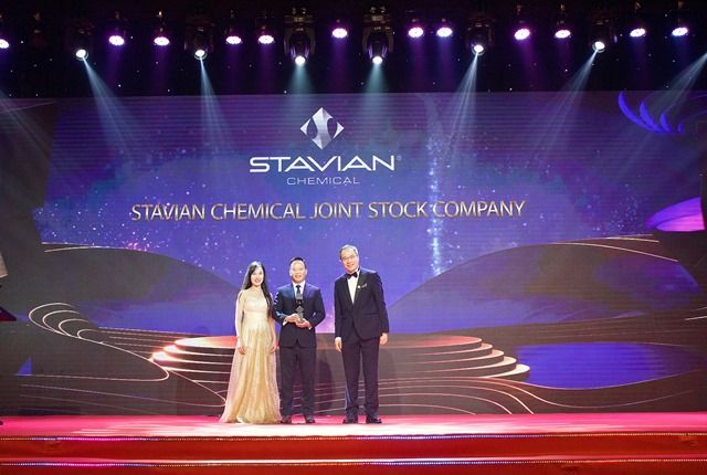 Ông Đinh Đức Thắng, Chủ tịch HĐQT Stavian Chemical và Bà Vũ Thuỳ Linh, Giám đốc ban Truyền thông nhận Giải thưởng Doanh nghiệp xuất sắc châu Á 2022.