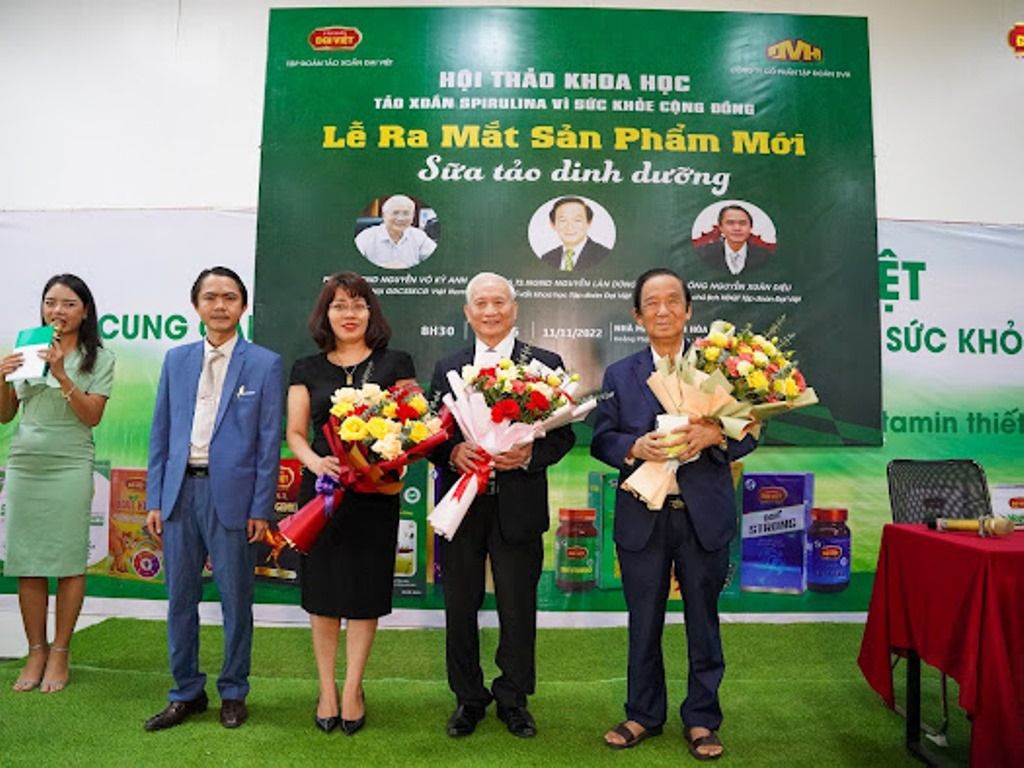 Ông Nguyễn Xuân Diệu - Phó Chủ tịch HĐQT Công ty Cổ phần Công nghệ Dược phẩm quốc tế Đại Việt tặng hoa cho các đại biểu tham dự.