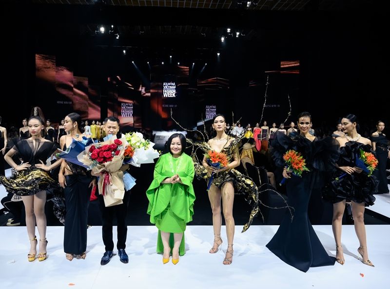 NTK Hoàng Minh Hà được lựa chọn “ mở màn” cho Aquafina Vietnam International Fashion Week Thu Đông 2022