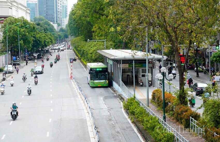 Chùm ảnh: Làn đường BRT vắng tanh, làn đường ô tô, xe máy ùn tắc kéo dài