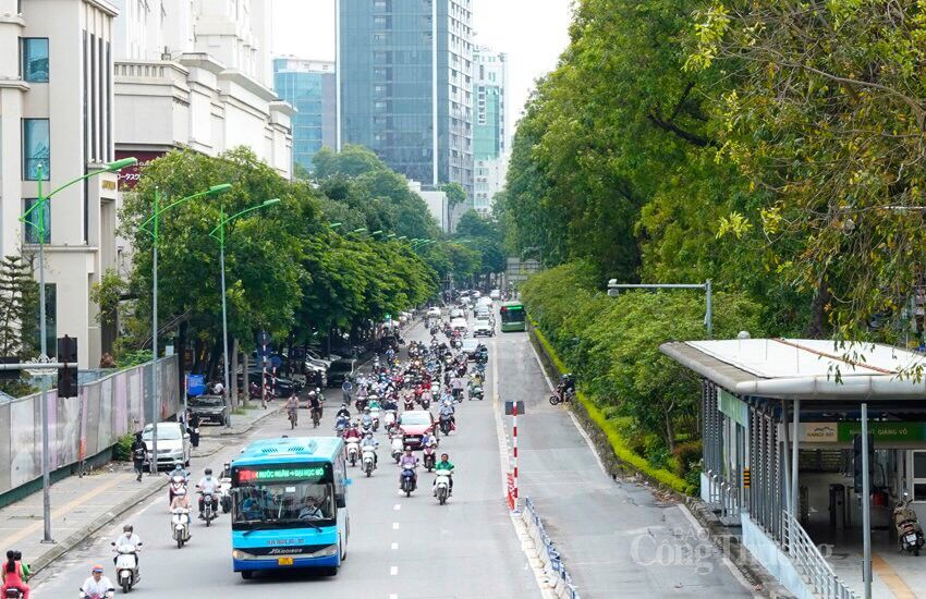 Chùm ảnh: Làn đường BRT vắng tanh, làn đường ô tô, xe máy ùn tắc kéo dài