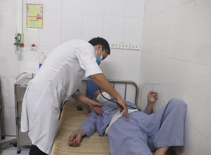 Bác sĩ khoa Truyền nhiễm, Bệnh viện Đa khoa Đống Đa thăm khám cho bệnh nhân cao tuổi mắc cúm A. Ảnh: Thảo Trần.