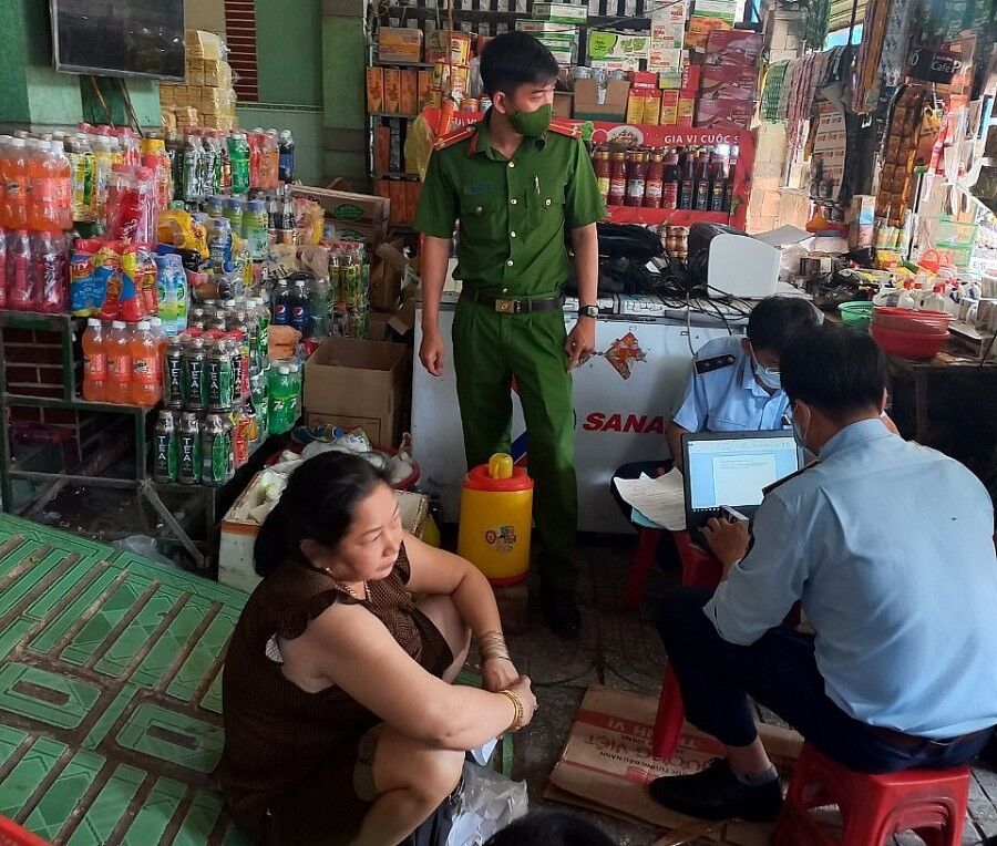 Tây Ninh xử lý cửa hàng tạp hóa bày bán hơn 1.000 bao thuốc lá nhập lậu