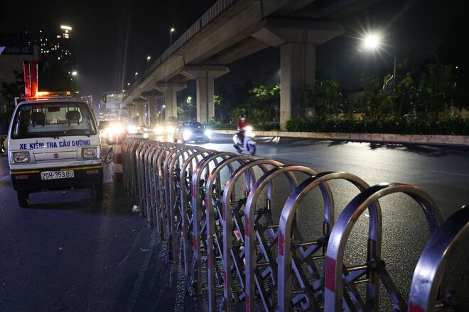 Ngày đầu dựng dải phân cách trên đường Nguyễn Trãi: Giao thông hỗn loạn, xe máy vẫn giữ thói quen đi vào làn ô tô - Ảnh 2.