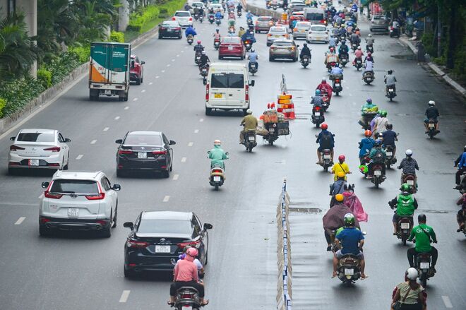 Ngày đầu dựng dải phân cách trên đường Nguyễn Trãi: Giao thông hỗn loạn, xe máy vẫn giữ thói quen đi vào làn ô tô - Ảnh 5.