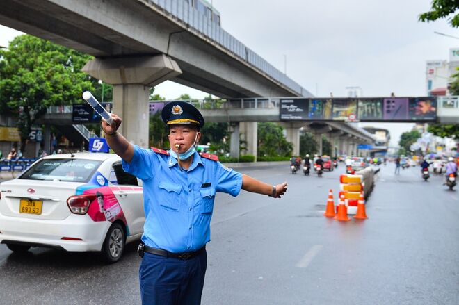 Ngày đầu dựng dải phân cách trên đường Nguyễn Trãi: Giao thông hỗn loạn, xe máy vẫn giữ thói quen đi vào làn ô tô - Ảnh 6.
