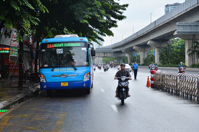 Ngày đầu dựng dải phân cách trên đường Nguyễn Trãi: Giao thông hỗn loạn, xe máy vẫn giữ thói quen đi vào làn ô tô - Ảnh 13.