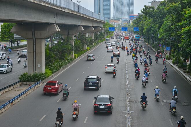 Ngày đầu dựng dải phân cách trên đường Nguyễn Trãi: Giao thông hỗn loạn, xe máy vẫn giữ thói quen đi vào làn ô tô - Ảnh 4.