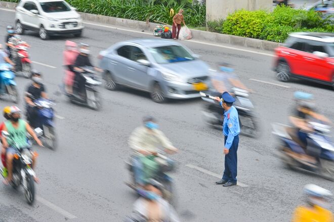 Ngày đầu dựng dải phân cách trên đường Nguyễn Trãi: Giao thông hỗn loạn, xe máy vẫn giữ thói quen đi vào làn ô tô - Ảnh 11.