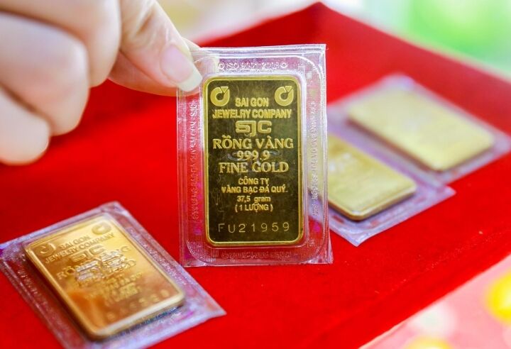 Giá vàng hôm nay 9/8: Áp lực đè nặng, vàng 9999 giảm nhẹ 100 nghìn đồng