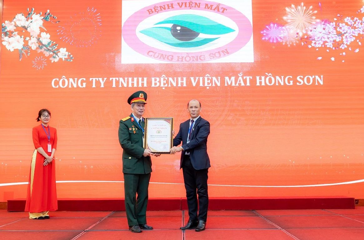 Đại diện BV mắt Hồng Sơn nhận bằng chứng nhận Thương hiệu uy tín top 10 Đông Nam Á.