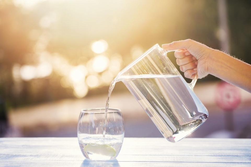 Uống nước là cần thiết để có sức khỏe tối ưu nhưng phải uống theo cách không gây tổn hại cho cơ thể. Ảnh: Medical News