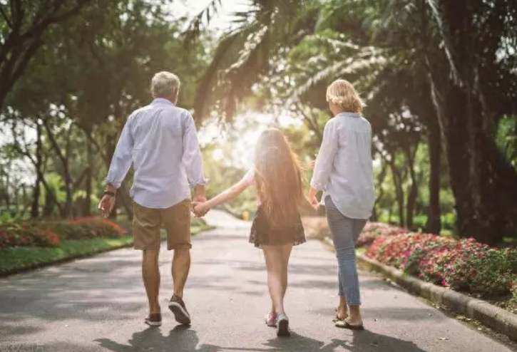 Muốn biết một người sống thọ không, hãy nhìn vào cách bước đi, có 7 đặc điểm này khi đi bộ sẽ khó sống lâu