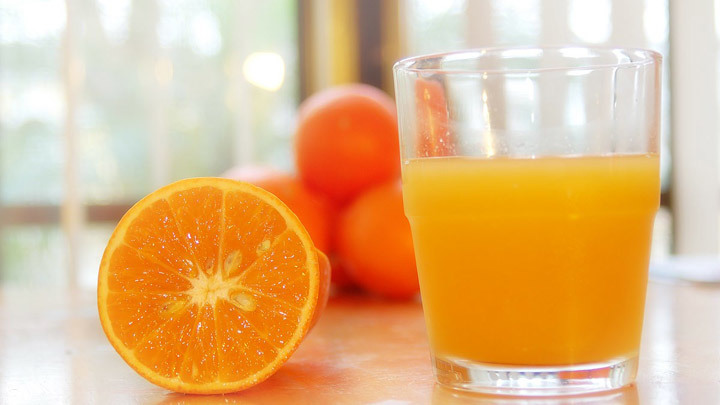 Uống một ly nước ép cam tươi sau khi ngủ dậy không chỉ rất tốt cho sức khỏe mà còn có nhiều tác dụng với làm đẹp. 