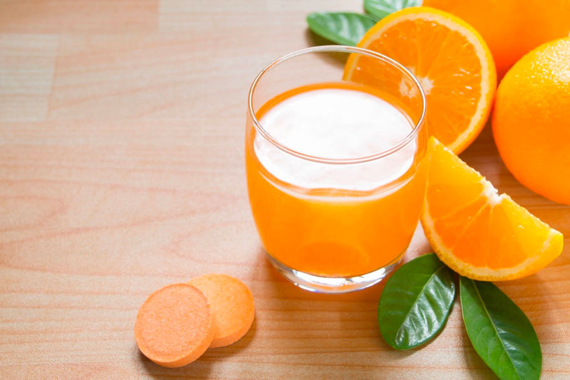 Nhiều nguy cơ cho sức khỏe nếu lạm dụng vitamin C sủi