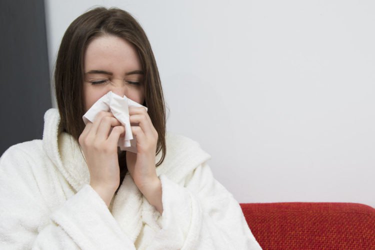 Cảm lạnh là một bệnh truyền nhiễm mùa lạnh gây ra bởi vi rút đường hô hấp