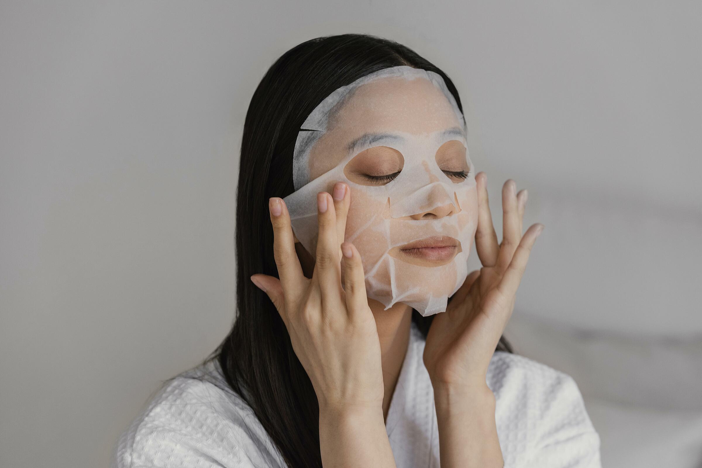 asian-woman-using-sheet-mask-1-4150-3967-1704259687.jpg