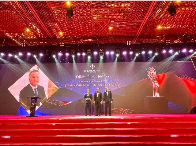 Ông Đinh Đức Thắng (ngoài cùng bên trái) Chủ tịch Hội đồng Quản trị Stavian Chemicalnhận giải thưởng Doanh nhân xuất sắc châu Á 2022.