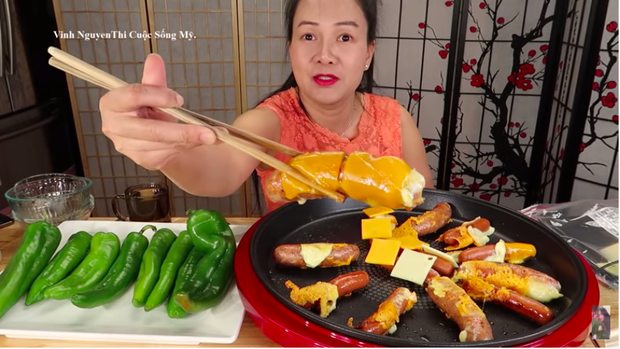 Chị Vinh YouTuber lại “gây lú” mạng xã hội với màn review hotdog… hiểu chết liền, nhưng chi tiết nói về quả ớt chuông mới là điều đáng chú ý - Ảnh 5.