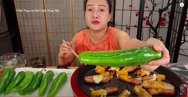 Chị Vinh YouTuber lại “gây lú” mạng xã hội với màn review hotdog… hiểu chết liền, nhưng chi tiết nói về quả ớt chuông mới là điều đáng chú ý - Ảnh 6.