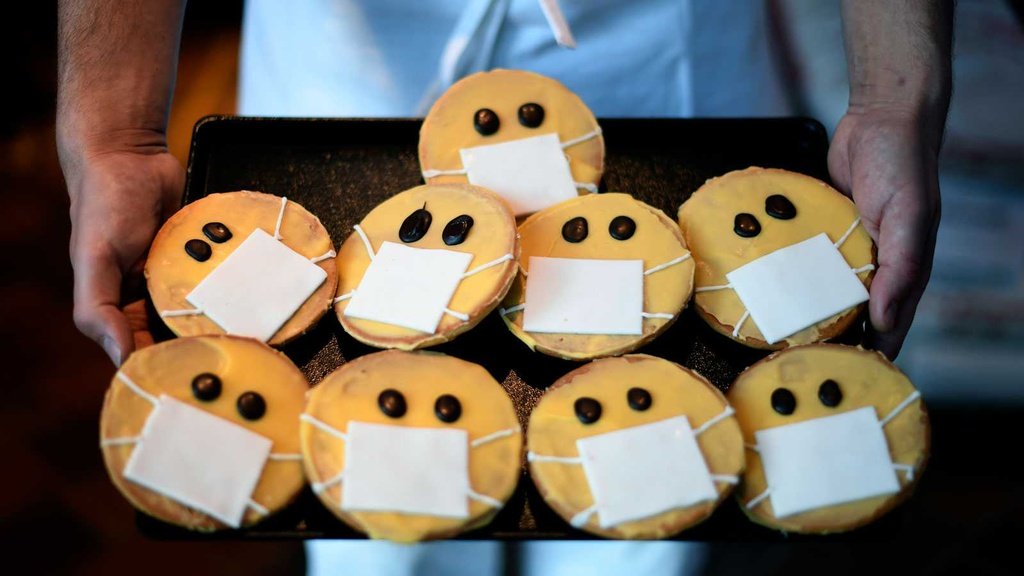 Một tiệm bánh ở Dortmund (Đức) phục vụ những món bánh quy được trang trí theo biểu tượng cảm xúc đeo mặt nạ. Chủ tiệm bánh cho biết một ngày họ bán được ít nhất 200 chiếc và người mua rất ấn tượng với loại bánh đeo khẩu trang này.