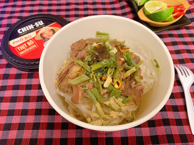 Thành viên nhóm review ẩm thực hàng đầu Việt Nam bàn tán về loại phở ăn liền đang hot gần đây: Bất ngờ bởi thịt bò “xịn” nguyên miếng! - Ảnh 2.