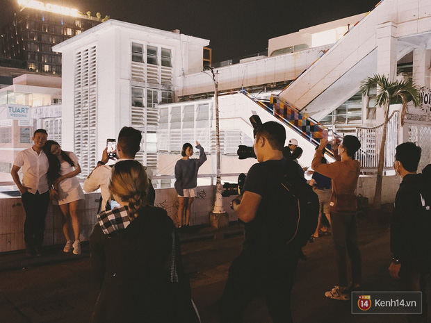 Giới trẻ hào hứng đi chơi và chụp ảnh sống ảo ở Đà Lạt trong buổi tối nghỉ lễ đầu tiên, khu vực trung tâm ngập trong biển người - Ảnh 9.