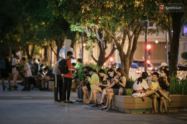 Sài Gòn nhộn nhịp trong buổi tối nghỉ lễ đầu tiên: Khu vực trung tâm dần trở nên đông đúc, nhiều người lo sợ vẫn “kè kè” chiếc khẩu trang bên mình - Ảnh 10.