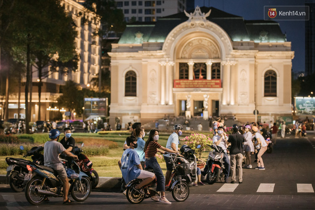 Sài Gòn nhộn nhịp trong buổi tối nghỉ lễ đầu tiên: Khu vực trung tâm dần trở nên đông đúc, nhiều người lo sợ vẫn “kè kè” chiếc khẩu trang bên mình - Ảnh 25.