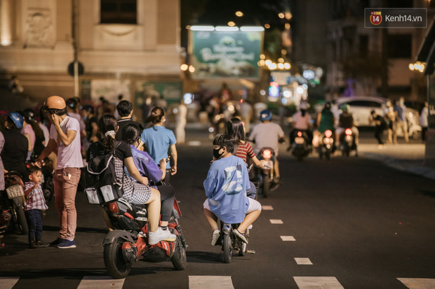 Sài Gòn nhộn nhịp trong buổi tối nghỉ lễ đầu tiên: Khu vực trung tâm dần trở nên đông đúc, nhiều người lo sợ vẫn “kè kè” chiếc khẩu trang bên mình - Ảnh 23.