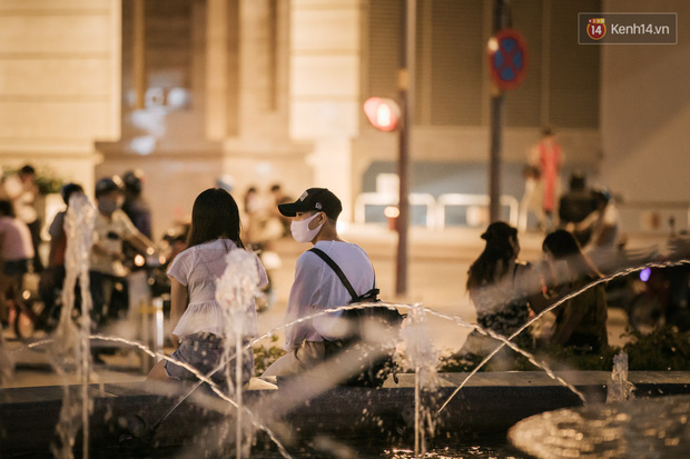 Sài Gòn nhộn nhịp trong buổi tối nghỉ lễ đầu tiên: Khu vực trung tâm dần trở nên đông đúc, nhiều người lo sợ vẫn “kè kè” chiếc khẩu trang bên mình - Ảnh 26.