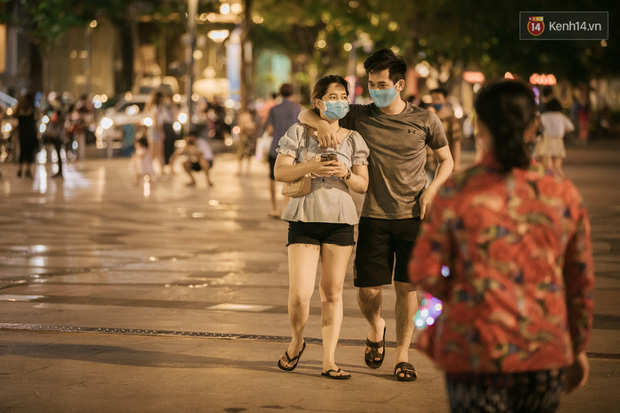Sài Gòn nhộn nhịp trong buổi tối nghỉ lễ đầu tiên: Khu vực trung tâm dần trở nên đông đúc, nhiều người lo sợ vẫn “kè kè” chiếc khẩu trang bên mình - Ảnh 6.