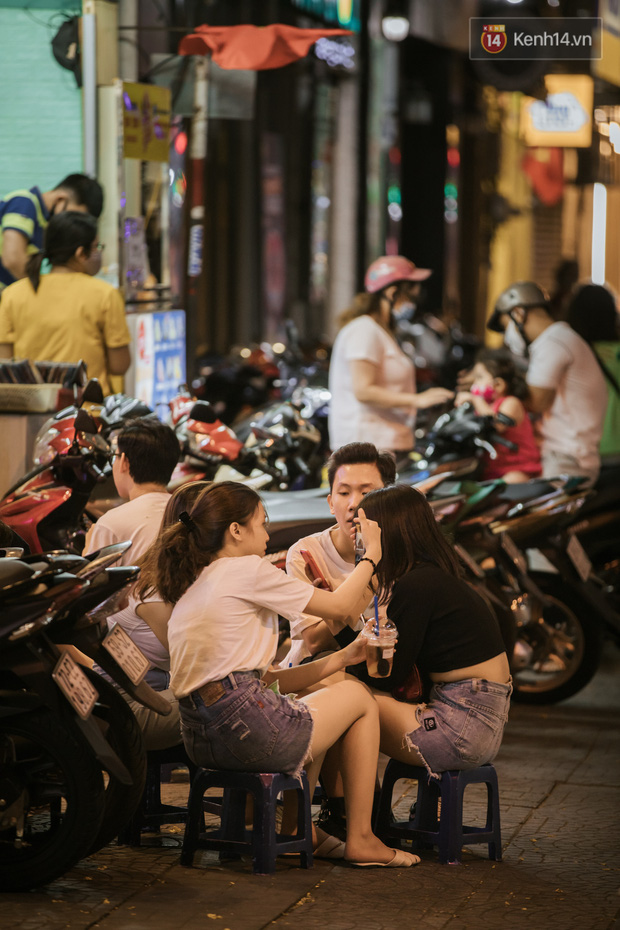 Sài Gòn nhộn nhịp trong buổi tối nghỉ lễ đầu tiên: Khu vực trung tâm dần trở nên đông đúc, nhiều người lo sợ vẫn “kè kè” chiếc khẩu trang bên mình - Ảnh 20.