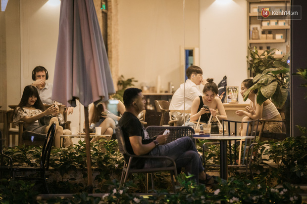 Sài Gòn nhộn nhịp trong buổi tối nghỉ lễ đầu tiên: Khu vực trung tâm dần trở nên đông đúc, nhiều người lo sợ vẫn “kè kè” chiếc khẩu trang bên mình - Ảnh 30.