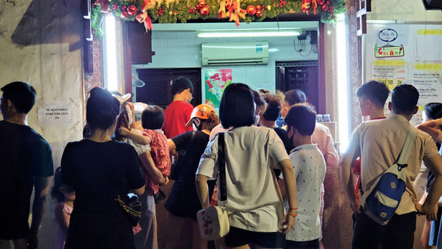 Nắng nóng đầu hè, hàng kem nổi tiếng Hà Nội chật cứng người - Ảnh 6.