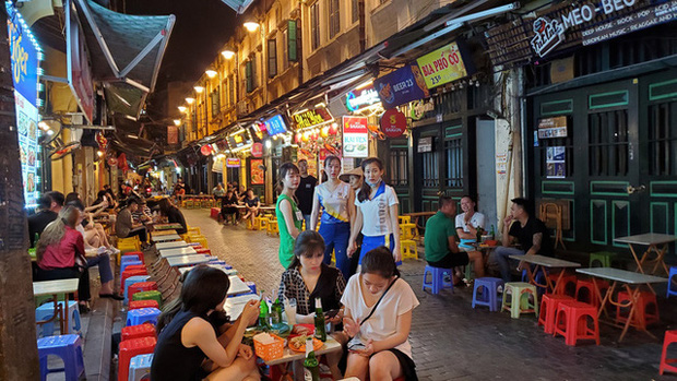 Nắng nóng đầu hè, hàng kem nổi tiếng Hà Nội chật cứng người - Ảnh 10.